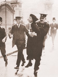 Zatčení Emmeline Pankhurst před Buckinghamským palácem při pokusu požádat krále, 21. května 1914 (sépiová fotografie) od English Photographer