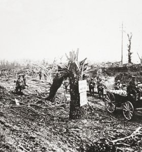 Inženýři opravují lehké železnice poblíž Hangardu, poškozené střelbou během bojů o Amiens, 1918 od English Photographer