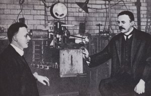 Ernest Rutherford (vlevo) a Hans Geiger ve fyzikální laboratoři Manchesterské univerzity (čb fotografie) od English Photographer