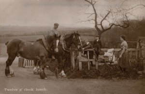 Rodina na venkově zastavuje práci na oběd (černobílá fotografie) od English Photographer