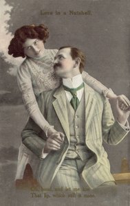 Módně oblečený pár, který se chystá políbit (barevná fotografie) od English Photographer
