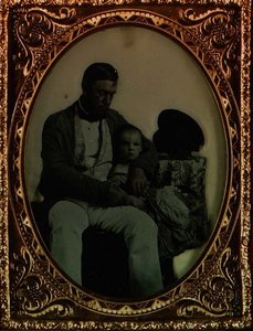 Otec a dítě, kolem roku 1850 (ambrotype_ od English Photographer