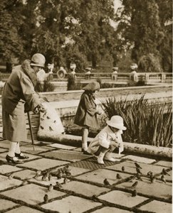 Krmení vrabců v Hyde Parku (sépiová fotografie) od English Photographer