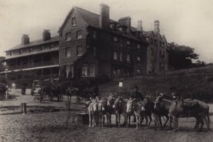 Felixstowe: Bath Hotel (černobílá fotografie) od English Photographer