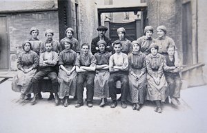 Dělnice ve Woolwichském arzenálu, Londýn (čb fotografie) od English Photographer