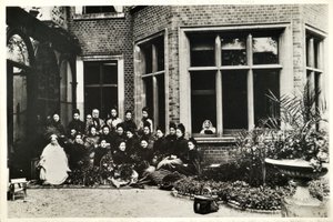 Florence Nightingale, Sir Harry a Lady Verney a Nightingale sestry v Claydon House, 1886 od English Photographer