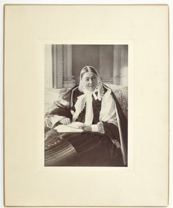 Florence Nightingale, sedící na pohovce v Blue Room v Claydon House, 1891 od English Photographer