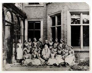 Florence Nightingale se sirem Harrym Verneym a slečnou Crosslandovou, uprostřed skupiny sester v Claydon House, 1886 od English Photographer