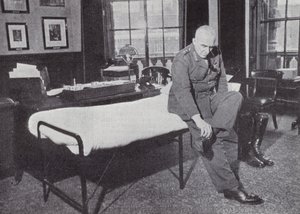 Generál Sir Edmund Ironside, náčelník císařského generálního štábu, ve své kanceláři na Úřadu války, kde často spal během druhé světové války, 1939-1940 od English Photographer