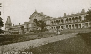 Celkový pohled na palác Alexandra od English Photographer