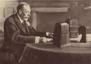 Jiří V. vysílá vánoční poselství Britskému společenství národů a impériu od English Photographer
