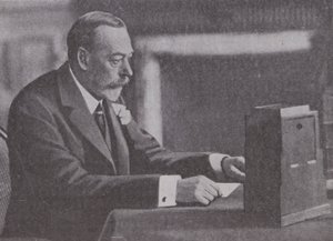 Jiří V. vysílá vánoční poselství Britskému společenství národů a impériu od English Photographer
