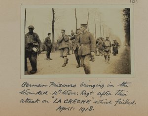 Němečtí zajatci přinášejí raněné, 4., Worc: Rgt. po jejich útoku na „La Creche“, který selhal, duben 1918 od English Photographer