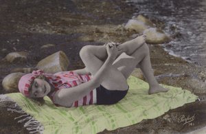 Dívka ležící na ručníku na pláži (barevná fotografie) od English Photographer