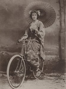 Dívka na kole, oblečená v japonské módě od English Photographer