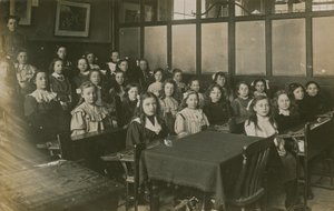 Dívky sedící ve třídě od English Photographer