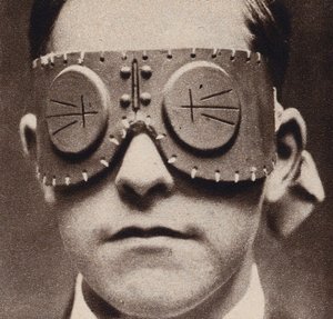 Brýle chránící nositele před střepinami granátů, 1. světová válka (čb fotografie) od English Photographer