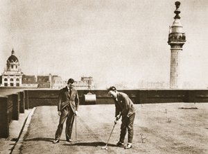 Golfový trénink pro kancelářské pracovníky na střeše Adelaide House, z Wonderful London, publikováno 1926-27 (hlubotisk) od English Photographer