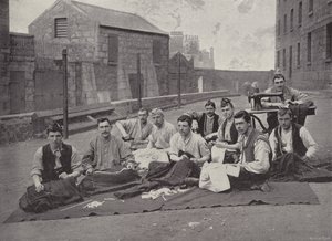 Gordon Highlanders vyrábějící kilty od English Photographer