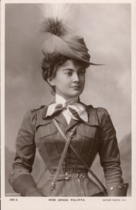 Grace Palotta, jevištní herečka rakouského původu, jako Daisy v hudební komedii The Messenger Boy (č/b foto) od English Photographer