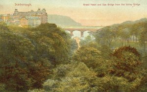Grand Hotel a most, Scarborough (barevná fotografie) od English Photographer