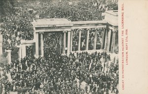 Velká demonstrace proti návrhu zákona o licencích, Londýn, 27. září 1908 od English Photographer
