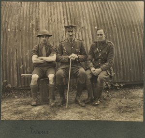 Skupina tří vojáků před chatou Nissan, kolem roku 1914-18 od English Photographer