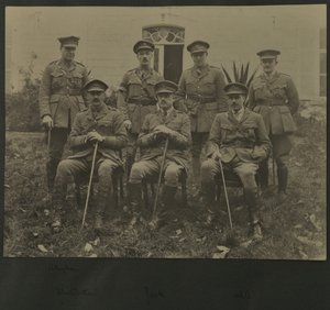 Skupinový portrét sedmi mužů ve vojenské uniformě, 1914-18 od English Photographer