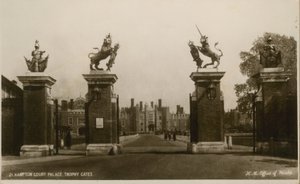 Hampton Court Palace Trophy Gates od English Photographer