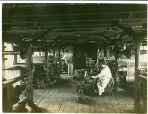Ruční tkaní, Hughesova továrna č. 2, 1923 od English Photographer