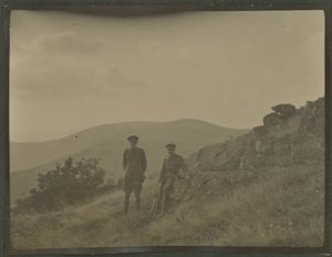 Harold Roper Robinson a William Lawrence Bragg, Vosges, podzim 1915 od English Photographer