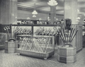 Obchodní dům Harrods, pult na deštníky (černobílá fotografie) od English Photographer