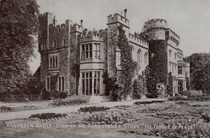 Hrad Hawarden, domov anglického politika a premiéra Williama Gladstonea, Hawarden, Flintshire, Wales (černobílá fotografie) od English Photographer