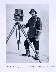 Herbert Ponting (1870-1935) s kinematografickou kamerou na expedici Terra Nova (1910-13) na jižní pól pod vedením kapitána Scotta, 1910-12 od English Photographer