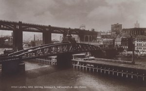 High Level and Swing Bridges, Newcastle-On-Tyne (č/b foto) od English Photographer