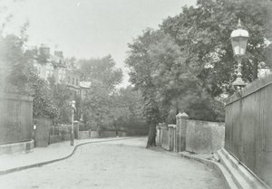 Highgate Archway: východní přístup se starou lampou připevněnou k zábradlí, 1896 od English Photographer