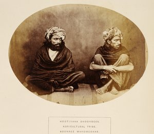 Hootiyana Dhoondees, Agricultural Tribe, Soonnee Mahomedans, Mooltan, z The People of India, J. Forbes Watson, publikováno 1868 (tisk alba)
