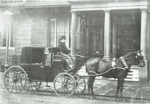 Kabina tažená koňmi, 1890 od English Photographer