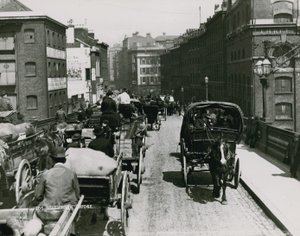 Povozy tažené koňmi projíždějící přes Southwark Bridge od English Photographer