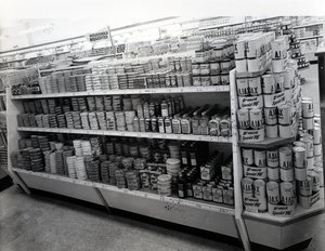 Ulička s domácími potřebami, obchod Woolworths, 1956 od English Photographer
