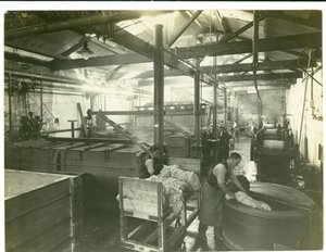 Hydraulicky ovládaná barvírna, továrna na koberce, 1923 od English Photographer