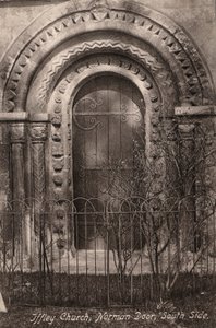Iffley Church, Norman Door, South Side (černobílá fotografie) od English Photographer