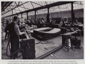 Znázornění pájení pásů benzinových nádrží pomocí vzduchových a uhelných dmýchadel (č/b foto) od English Photographer