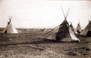 Indiánské stany, vyfotografované Royal Engineers na čtyřicáté deváté rovnoběžce (sépiová fotografie) od English Photographer