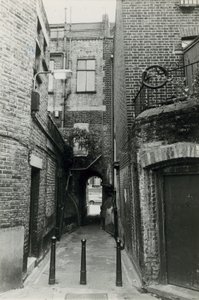 Jack the Ripper: Woods Buildings, Whitechapel Road od English Photographer