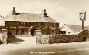 Jamaica Inn, Bolventor, Cornwall, známý tím, že je spojován s cornwallským pašováním a oslavován ve stejnojmenné knize Daphne Du Maurier (černobílá fotografie) od English Photographer