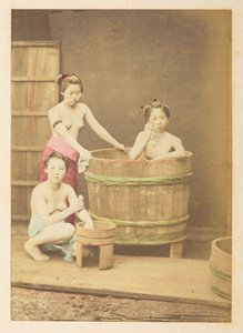 [Japonské] Dívky koupající se, Studiové zobrazení tří polonahých mladých Japonek, pózujících v kruhové dřevěné vaně a kolem ní,  Fotograf: Neznámý  Lucas Collection: Fotografický záznam světového turné Charlese Jamese a Mortona P, Lucase od English Photographer