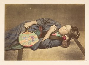 Japonka spí, Tříčtvrteční studiový portrét mladé japonské ženy spící, v pravé ruce drží vějíř a hlavu má položenou na dřevěném polštáři,   Fotograf: Neznámý  Lucas Collection: Fotografický rekord světa t od English Photographer