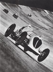 Závodní Napier-Railton Johna Cobba v Brooklands (čb foto) od English Photographer