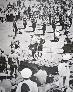 Kilted dudáci hrají na břehu z 1. praporu Argyll a Sutherland Highlanders z HMS Ceylon v Pusanu, 29. srpna 1950 (černobílá fotografie) od English Photographer